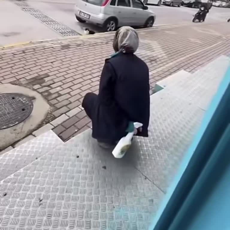 A101 Şubesinde Kediyi Yağ Çözücüyle Sıkması Hayvan Hakları İhlali