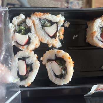 California Roll’da Havyar Azlığı Ve Parçalanmış Sunum
