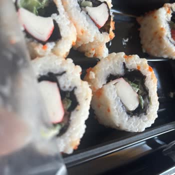 California Roll’da Havyar Azlığı Ve Parçalanmış Sunum