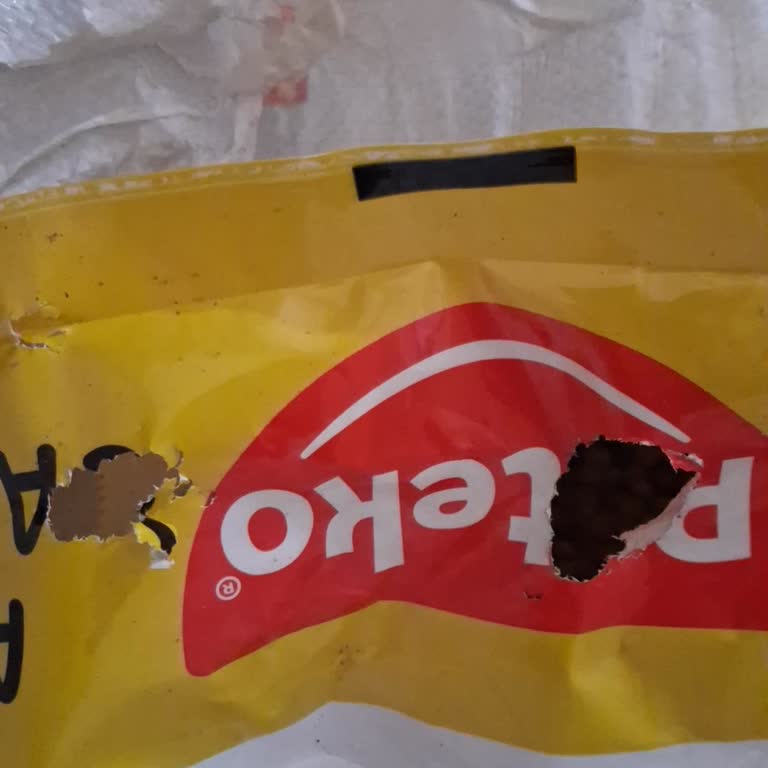 Aras Kargo Gecikmeli Teslimat Ve Fare Delikleriyle Kirlenmiş Kedi Maması