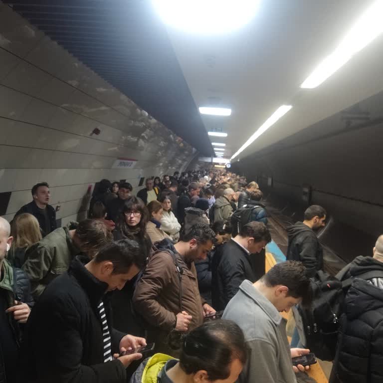 M4 Metroda Tavşantepe’de Yaklaşık 200 Kişinin Sıkıştığı Yetersiz Vagon Problemi