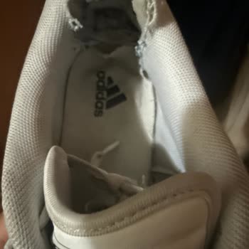 5 Ayda İç Astar Yırtılması Ve Taban Çatlaması: Adidas Ayakkabıda Kalite Şikayeti
