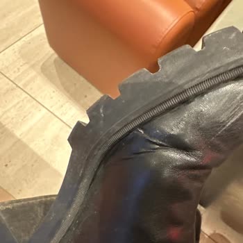 Pull An Bear Çekeli Botun Önü Açıldı Ve Derisi Soyulmaya Başladı