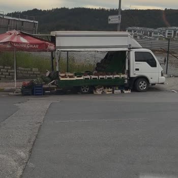 Şile Otobanı’nda Meyve Satışı Yapan Araç Trafik Güvenliğini Tehlikeye Atıyor