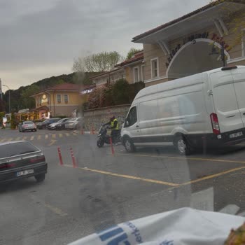 Şile Otobanı’nda Meyve Satışı Yapan Araç Trafik Güvenliğini Tehlikeye Atıyor
