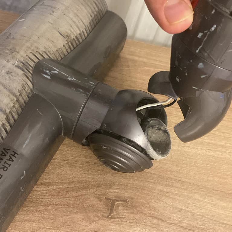 Dyson V11 Süpürge Başlığı Aniden Kırıldı, Garanti Kapsamı Reddedildi