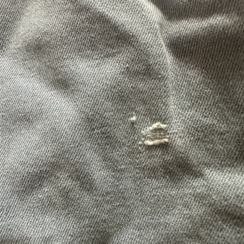 Kırışık Ve Kokulu Çocuk Gömlek Takımında Defolu Pantolon, Değişim Şansı Yok