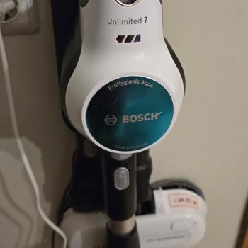 Bosch Unlimited 7 Şarjlı Dikey Süpürge Çekim Sonrası Toplanan Tozları Geri Boşaltıyor