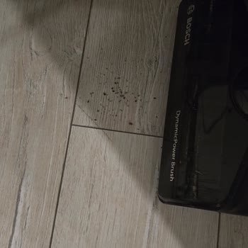 Bosch Unlimited 7 Şarjlı Dikey Süpürge Çekim Sonrası Toplanan Tozları Geri Boşaltıyor