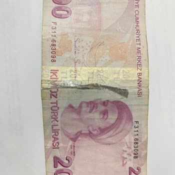 Yapı Kredi ATM'inden Alınan Yırtık Banknotlar Kabul Edilmiyor
