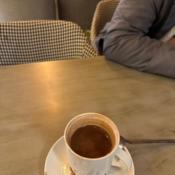 Sıcak Çikolata Servisinde Sürekli Soğuk Ve Bulanık İçecek, Hijyen Eksikliği Ve Kaba Personel Tavrı