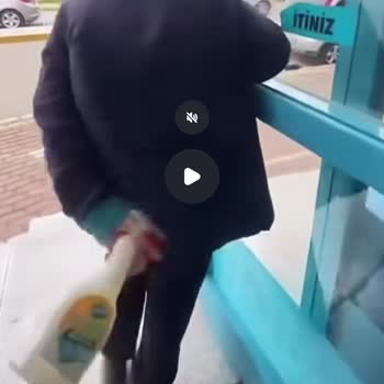 A101 Şubesinde Çalışanın Sokak Kedisine Yağ Çözücü Sıkması Ve Olayı Videoya Alması