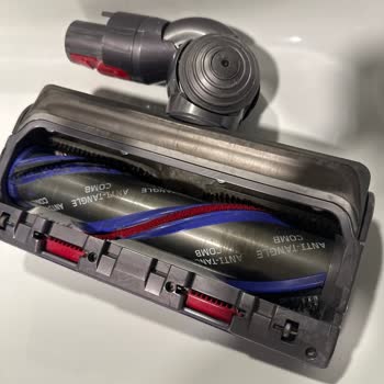 Dyson V15 Halı Aparatının Yapışması Ve Kullanım Zorluğu