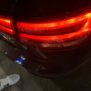 Audi A4 Stop Lambası Çatlakları Kronik Üretim Hatası Olarak Ücretsiz Değiştirilmelidir