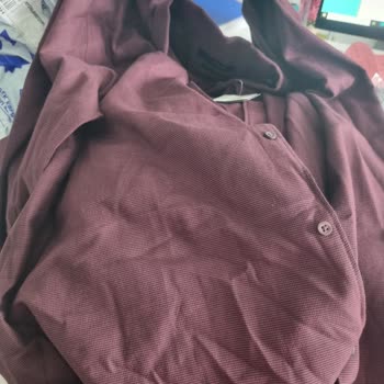 Gömlekler Katlanmamış Ve Özensiz Paketlenmiş