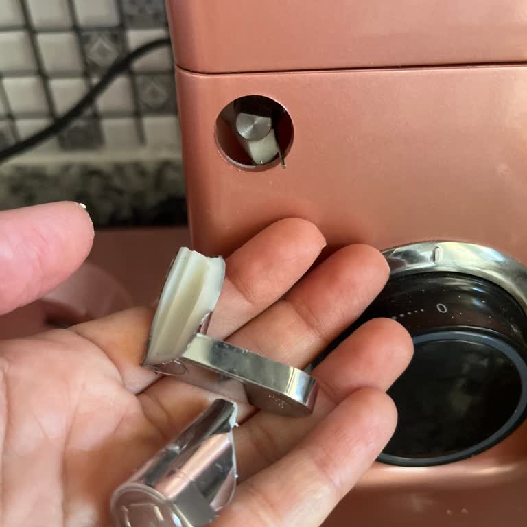 Mikser Kapak Aparatı Kullanımda Kırıldı Ve Servis Garantiyi Reddetti
