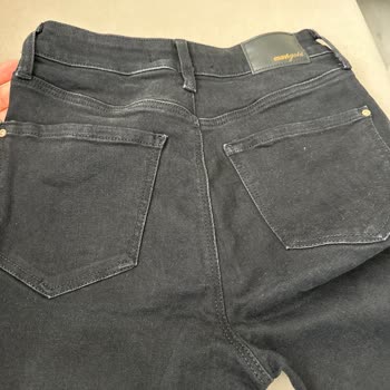 İlk Yıkamada Aşırı Yıpranan Kot Pantolon Ve Mavi Mağazasının Kullanıcı Hatası İddiası