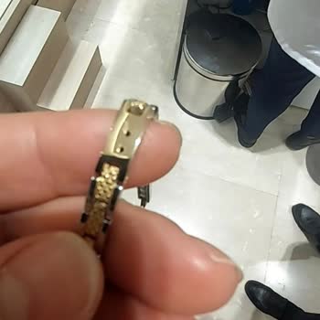 Saat & Saat Mağazasında Bileklik Ambleminin Düşmesi Ve İlgisizlik