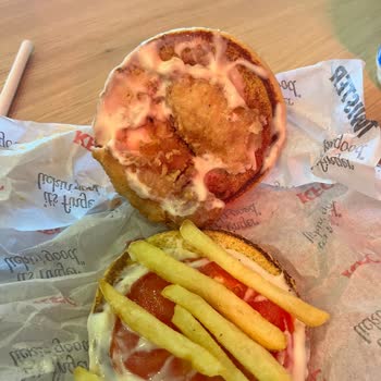 KFC Halkalı Şubesinde Cruncher Menüsü Tavuk Parçası Aşırı Küçük