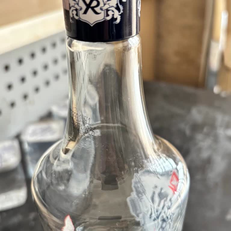 Kapağı Sızdıran Rakı Şişesi Ve Bayinin Sorumluluk Reddi