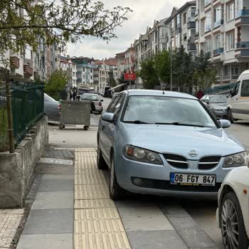 Kaldırıma Park Eden Araç Engelli Bireyin Hak Ve Güvenliğini İhlal Ediyor
