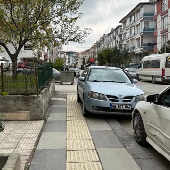 Kaldırıma Park Eden Araç Engelli Bireyin Hak Ve Güvenliğini İhlal Ediyor