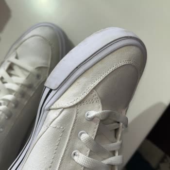 Deichmann Temizleyici Sprey Kirleri Çıkarmıyor, Ayakkabıyı Sarartıyor
