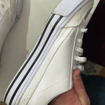 Deichmann Temizleyici Sprey Kirleri Çıkarmıyor, Ayakkabıyı Sarartıyor