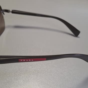 Prada Güneş Gözlüğünün Vidaları Sürekli Çıkıyor