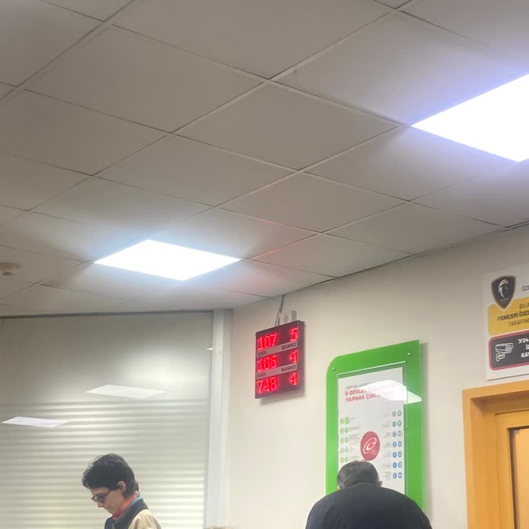 Güngören Şubesinde Personel Eksikliği Ve Bankoların Kapalı Olması Nedeniyle Saatlerce Bekleme