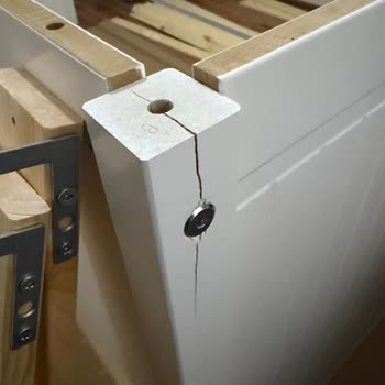 Hemnes Divanın Yan Panelleri İlk Kurulumda Çatladı