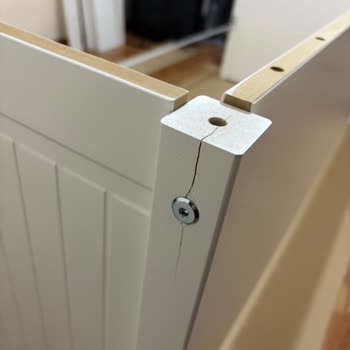 Hemnes Divanın Yan Panelleri İlk Kurulumda Çatladı