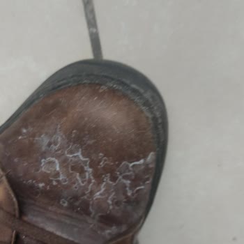 Derimod Ayakkabısında Renk Atması Ve Beyaz Lekeler Üretim Hatası