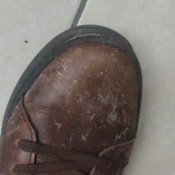 Derimod Ayakkabısında Renk Atması Ve Beyaz Lekeler Üretim Hatası
