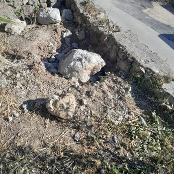 Aydem'in Bahçedeki Çalışması Sonrası Açılan Çukurlar Ve Yetersiz Kablo Derinliği