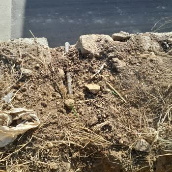 Aydem'in Bahçedeki Çalışması Sonrası Açılan Çukurlar Ve Yetersiz Kablo Derinliği