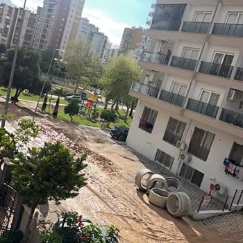 Sokakta Bırakılan Beton Borular Güvenlik Ve Görüntü Kirliliği Oluşturuyor