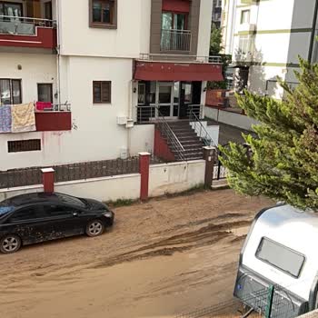 Sokakta Bırakılan Beton Borular Güvenlik Ve Görüntü Kirliliği Oluşturuyor
