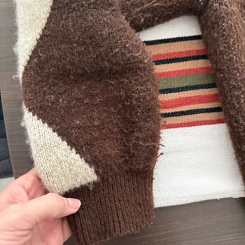 Baklava Desenli Triko Hırkada Hızlı Tiftiklenme Ve Mağaza İlgisizliği