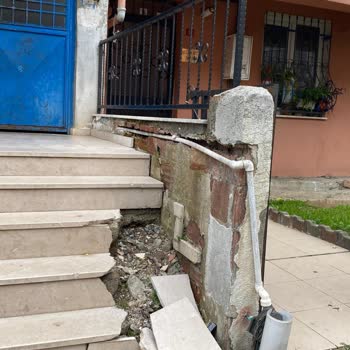 AYEDAŞ’ın Elektrik Direği Çalışması Sonrası Giriş Merdivenleri Kırıldı, 6 Aylık Çözüm Bekleniyor