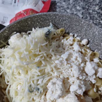 Küflü Peynirle Makarnada Sağlık Korkusu