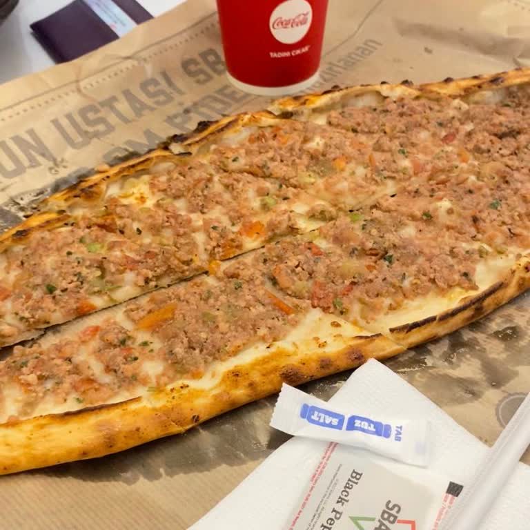 Tavuksuz Ve Ekşi Domatesli Pide, Kalitesiz Ve Pişmemiş