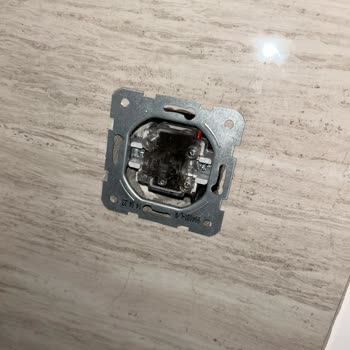 Viko Linnera Life Anahtarında Cızırdama Ve Yangın Riski