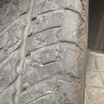 Mercedes-Benz Vito’da Fabrika Çıktı Dunlop Lastiklerinin Parçalanması Ve Garanti Reddi