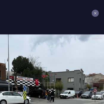 Kadıköy’de Oto Yıkama İşletmeleri Kaldırımı İşgal Ediyor, Yayalar Güvenliği Tehlikede