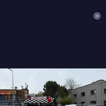 Kadıköy’de Oto Yıkama İşletmeleri Kaldırımı İşgal Ediyor, Yayalar Güvenliği Tehlikede