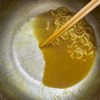 Dudomi Korean Curry Noodle’da Kıl Tespiti Hijyen İhlali