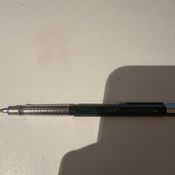Kalemin Ucu Kısa Sürede Ayrılıyor Ve Kullanılamaz Duruma Geliyor