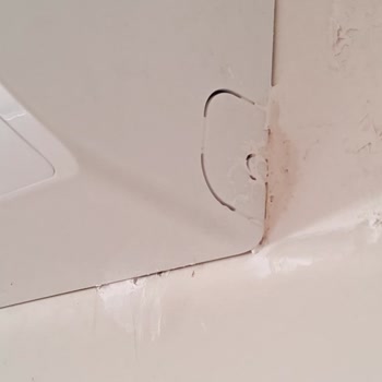 Klima Montajı Sonrası Duvar Hasarı Ve Elektrik Kesintisi
