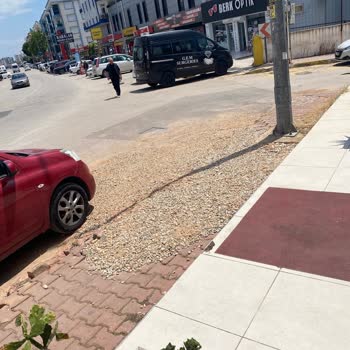Kaldırım Ve Yolun Düzensiz Kaplaması Engelli Ve Yaşlılar İçin Güvenlik Sorunu